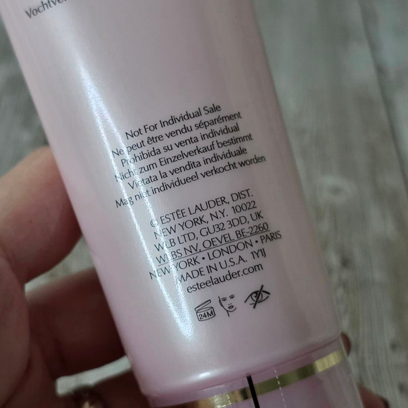 Estee Lauder Soft Clean Moisture Rich Foaming Cleanser 4.2 fl oz - Picture 5 of 5